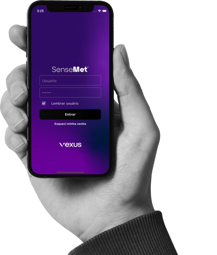 Mão segurando celular com a tela de login do app SenseMet